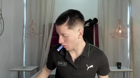 Snapshot of hunterheat_ chatting on 11/27/25, 12:18 hunterheat_ online show from 11/27/25, 12:18