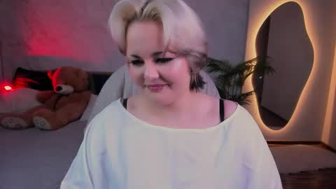 Hwasa online show from 03/06/26, 08:27