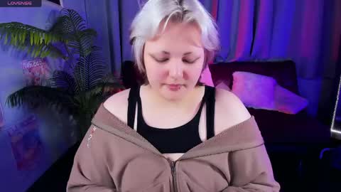 Hwasa online show from 04/17/26, 06:05