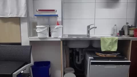 Snapshot of hybride8825 chatting on 10/04/25, 06:00 hybride8825 online show from 10/04/25, 06:00