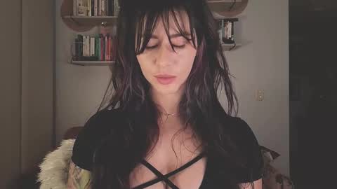 Snapshot of i_cant_believe_its_you chatting on 11/16/25, 04:29 Lana Banana online show from 11/16/25, 04:29