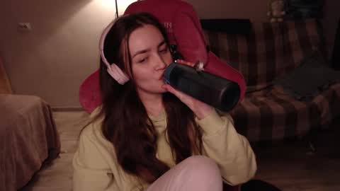 Snapshot of i_love_icecream chatting on 02/08/25, 04:47 elisabeth online show from 02/08/25, 04:47