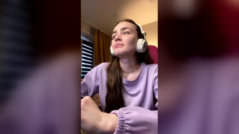 Snapshot of i_love_icecream chatting on 12/02/25, 10:20 elisabeth online show from 12/02/25, 10:20