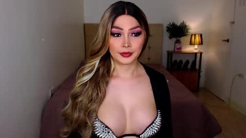 QUEEN SUSSIE BROWN online show from 12/18/25, 02:39