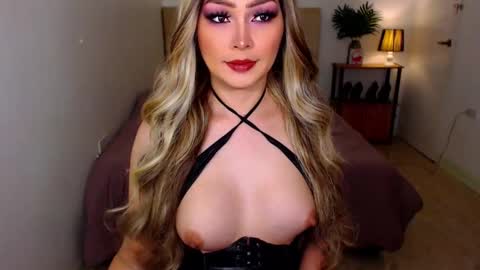 QUEEN SUSSIE BROWN online show from 12/22/25, 03:58