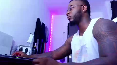 Snapshot of iam_hotbbc chatting on 09/11/25, 01:49 Mr H Independent model online show from 09/11/25, 01:49