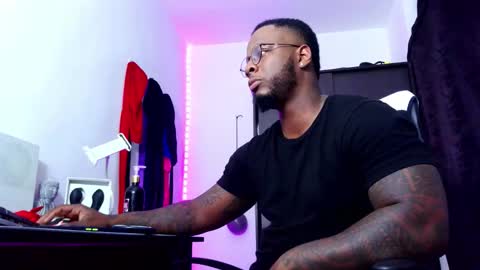 Snapshot of iam_hotbbc chatting on 09/15/25, 02:44 Mr H Independent model online show from 09/15/25, 02:44