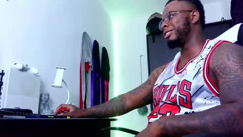 Snapshot of iam_hotbbc chatting on 09/22/25, 02:02 Mr H Independent model online show from 09/22/25, 02:02