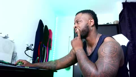 Snapshot of iam_hotbbc chatting on 10/24/25, 03:25 Mr H Independent model online show from 10/24/25, 03:25