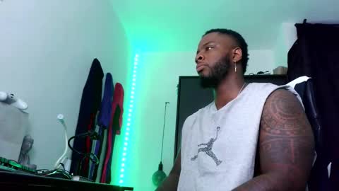 Snapshot of iam_hotbbc chatting on 10/27/25, 02:04 Mr H Independent model online show from 10/27/25, 02:04