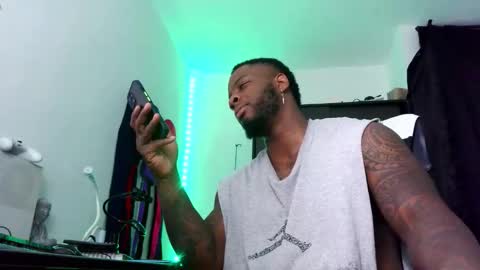 Snapshot of iam_hotbbc chatting on 10/28/25, 02:37 Mr H Independent model online show from 10/28/25, 02:37