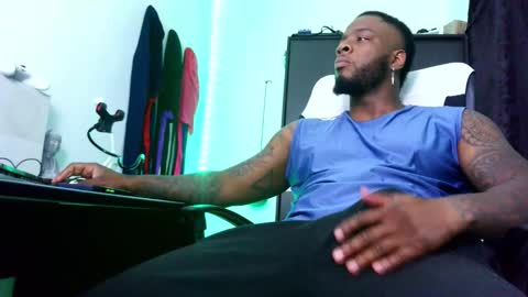 Snapshot of iam_hotbbc chatting on 10/30/25, 03:30 Mr H Independent model online show from 10/30/25, 03:30