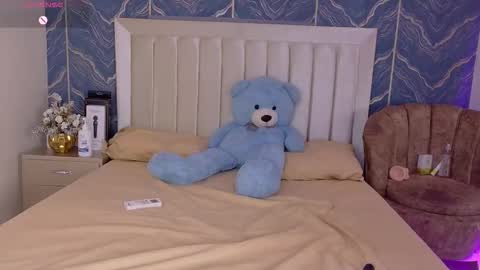 iam_nicolle online show from 12/04/25, 12:47