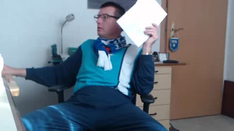 Snapshot of iamachim chatting on 10/31/25, 09:32 iamachim online show from 10/31/25, 09:32