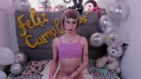 Snapshot of ibiza_cami chatting on 10/02/25, 09:00 Camila online show from 10/02/25, 09:00