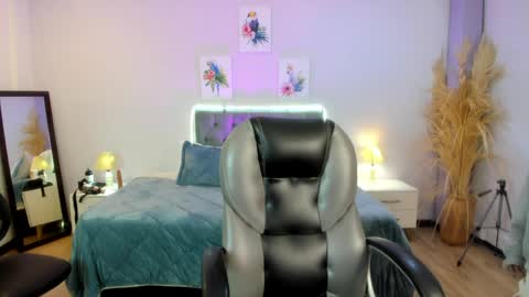 Snapshot of icysweetcam chatting on 04/07/26, 11:43 Icy online show from 04/07/26, 11:43