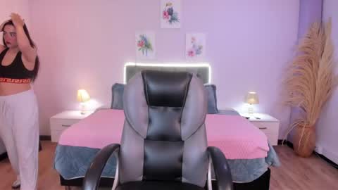 Snapshot of icysweetcam chatting on 04/15/26, 11:28 Icy online show from 04/15/26, 11:28