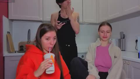 Julia and Mira online show from 12/01/25, 09:14