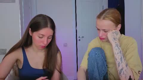 Snapshot of ihavepaws33 chatting on 07/10/26, 07:23 Julia and Mira online show from 07/10/26, 07:23