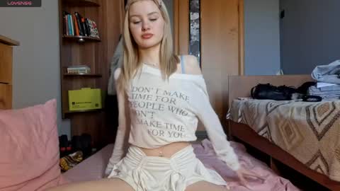 ShyLuna online show from 04/24/26, 07:44