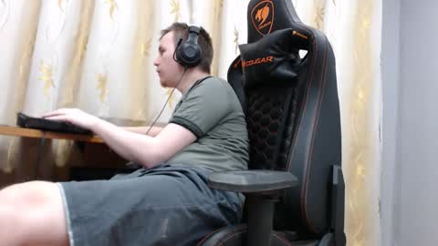 Snapshot of iliaskrisloveee chatting on 11/12/25, 09:03 lord online show from 11/12/25, 09:03