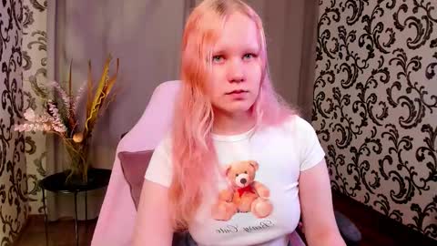Snapshot of illando chatting on 09/23/25, 03:53 Annie online show from 09/23/25, 03:53