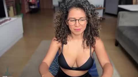 Snapshot of illaroom chatting on 01/28/25, 07:10 Kloe online show from 01/28/25, 07:10