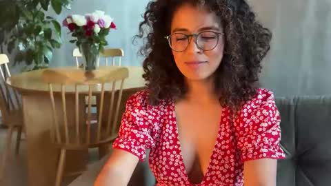 Snapshot of illaroom chatting on 02/20/25, 10:59 Kloe online show from 02/20/25, 10:59