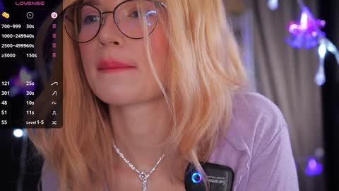 Snapshot of illegaldream chatting on 12/17/25, 03:29 Lindsey and Candice online show from 12/17/25, 03:29