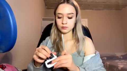 Snapshot of ilonatangaro chatting on 12/18/25, 06:52 Tereza online show from 12/18/25, 06:52