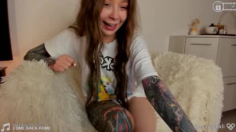 Snapshot of ilxil chatting on 12/20/25, 01:02 Li online show from 12/20/25, 01:02