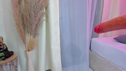 Snapshot of im__hanna chatting on 11/28/25, 08:00 hanna online show from 11/28/25, 08:00