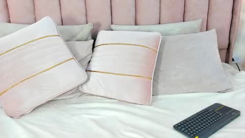 Caro   online show from 11/18/25, 05:34