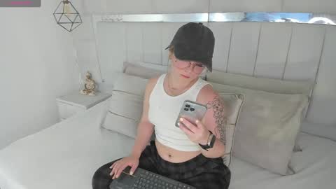 Snapshot of im_dalhia chatting on 02/07/25, 08:42 DAHLIA online show from 02/07/25, 08:42