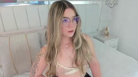 Snapshot of im_dalhia chatting on 03/04/25, 08:38 DAHLIA online show from 03/04/25, 08:38