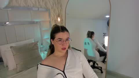 Snapshot of im_dalhia chatting on 09/17/25, 09:27 DAHLIA online show from 09/17/25, 09:27