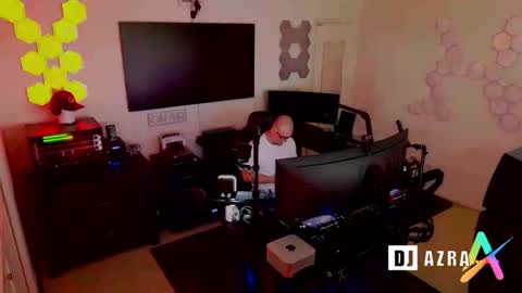 Snapshot of imdjazra chatting on 12/28/24, 03:59 DJ Azra online show from 12/28/24, 03:59