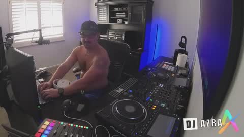 Snapshot of imdjazra chatting on 10/12/25, 10:20 DJ Azra online show from 10/12/25, 10:20