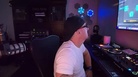 Snapshot of imdjazra chatting on 10/14/25, 01:50 DJ Azra online show from 10/14/25, 01:50