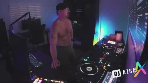 Snapshot of imdjazra chatting on 11/12/25, 01:28 DJ Azra online show from 11/12/25, 01:28