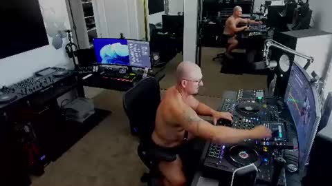 Snapshot of imdjazra chatting on 06/16/26, 08:33 DJ Azra online show from 06/16/26, 08:33