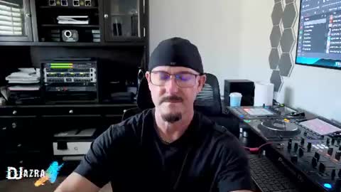 Snapshot of imdjazra chatting on 06/25/26, 09:52 DJ Azra online show from 06/25/26, 09:52