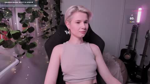 Snapshot of imnotmia chatting on 02/04/25, 01:06 Mia online show from 02/04/25, 01:06