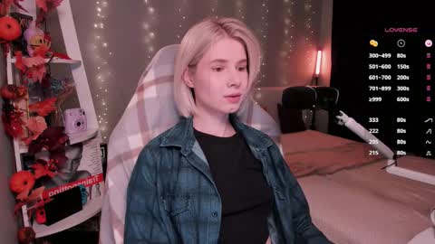 Snapshot of imnotmia chatting on 11/24/25, 09:53 Mia online show from 11/24/25, 09:53