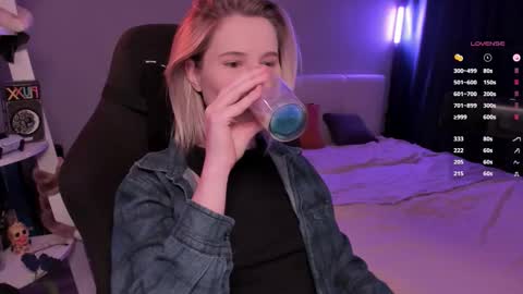 Mia online show from 03/08/26, 11:03