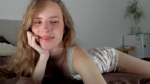 Snapshot of imogensy chatting on 09/26/25, 12:58 my name Imo Fansly online show from 09/26/25, 12:58