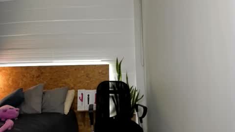 Angel online show from 03/08/26, 02:04