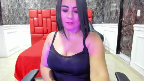 Snapshot of imyourdirtymilf chatting on 10/11/25, 01:20 Karina online show from 10/11/25, 01:20