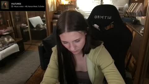 Snapshot of incognitoqueen chatting on 05/24/26, 04:17 Carter online show from 05/24/26, 04:17