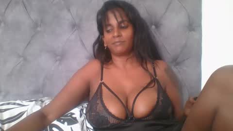 Snapshot of indianjasmin chatting on 01/15/25, 09:35 priya online show from 01/15/25, 09:35